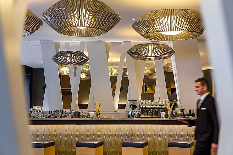 Bar & Lounge